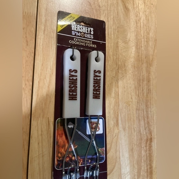 Hershey’s S’mores expendable cooking Forks. 2 pack. Has recipe on the back - Picture 1 of 4